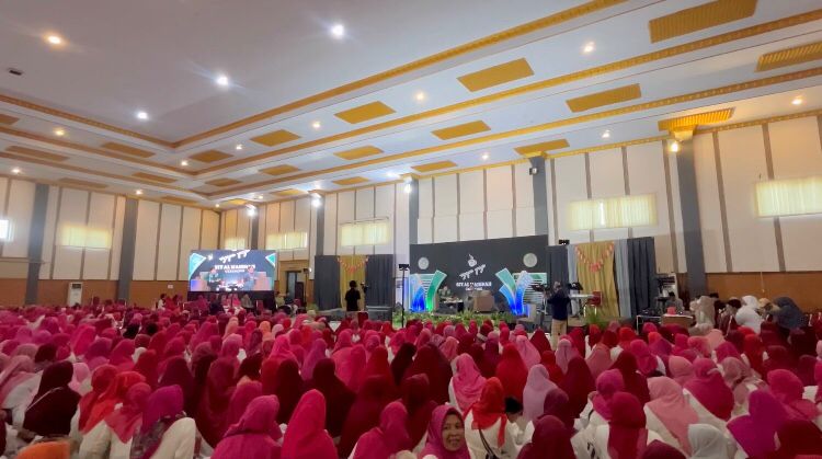 Lapangan olahraga luas dengan berbagai fasilitas olahraga di SIT Al Madinah